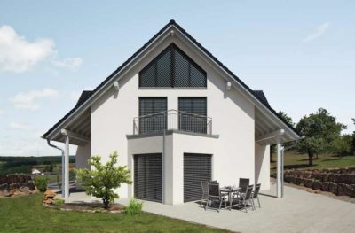 Außenjalousien an einem Haus mit moderner Bauweise
