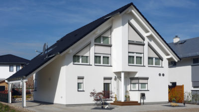 Weißes Einfamilienhaus in Hennef ausgestattet mit Rolladen und Schrägrollladen