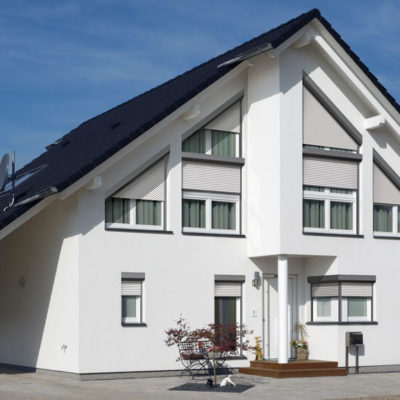 Weißes Einfamilienhaus in Hennef ausgestattet mit Rolladen und Schrägrollladen
